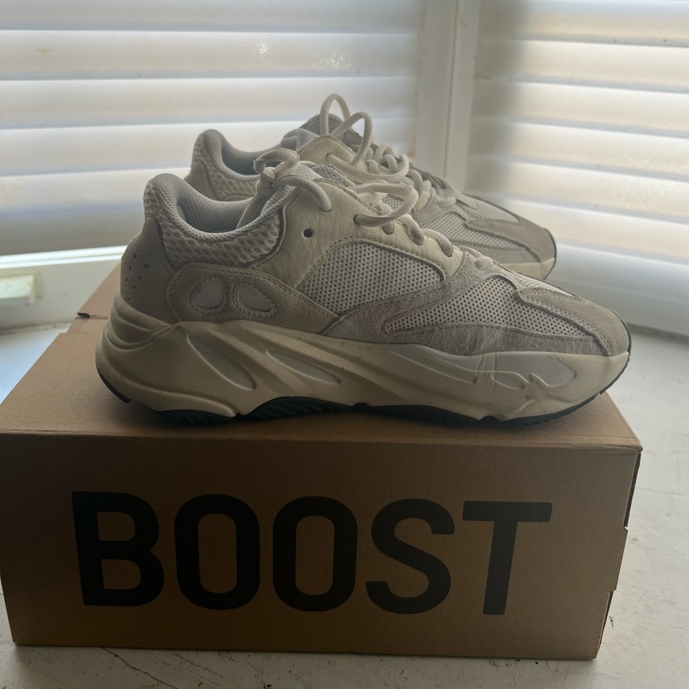 Yeezy Boost 700 authentic size 7 1/2